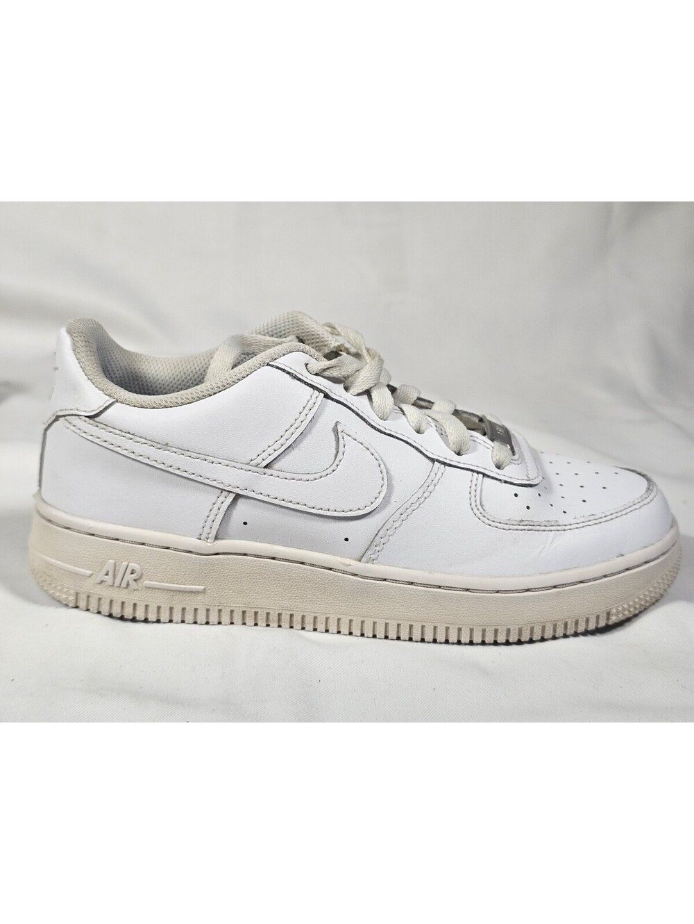 Nike Air Force 1 LE (GS) White Low Top Lace-Up Sneakers Size 4.5Y FV5951-111